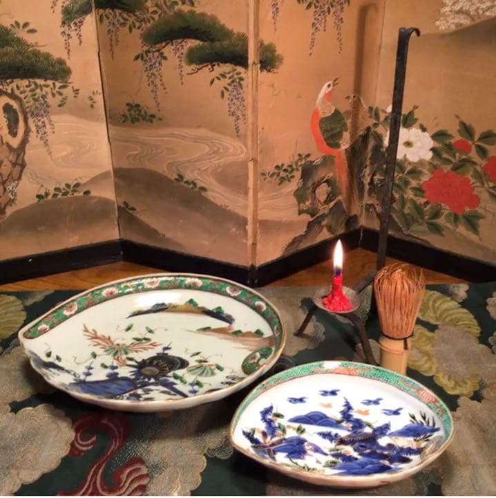 A573 古伊万里　染錦手　懐石　柿右衛門　『渦福』貝に魚紋様皿　鮑型（中）2枚