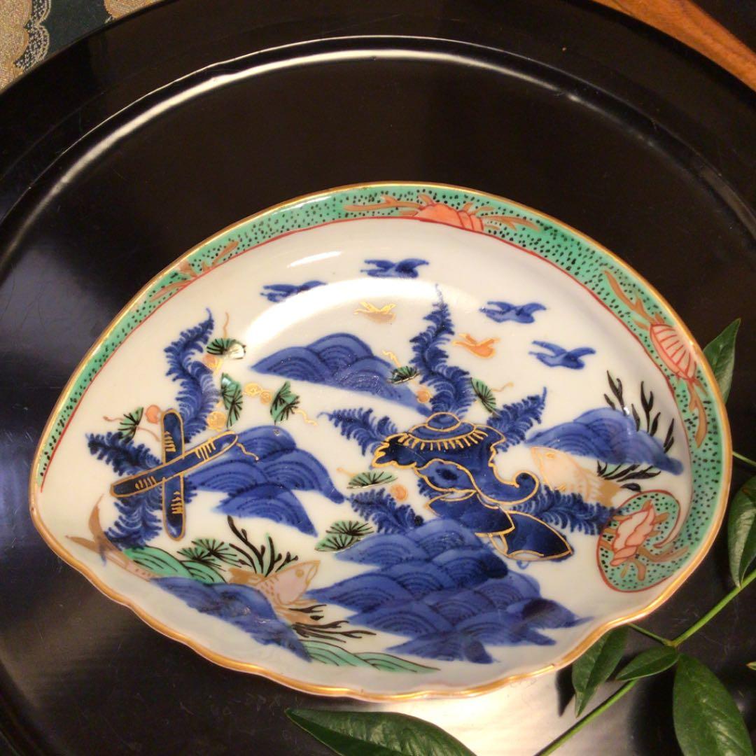 A573 古伊万里　染錦手　懐石　柿右衛門　『渦福』貝に魚紋様皿　鮑型（中）2枚