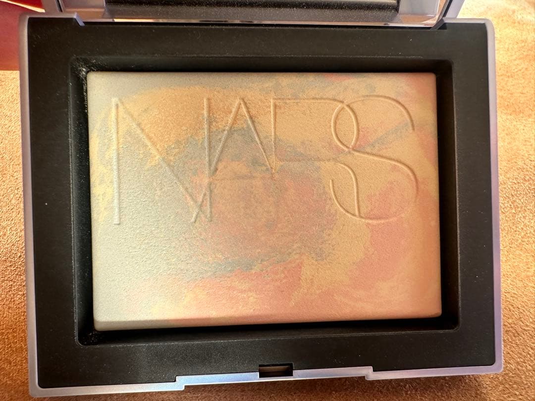 NARSライトリフレクティングプリズマティックパウダー&パウダーブラシ