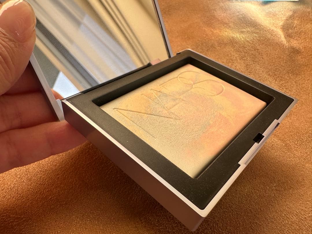 NARSライトリフレクティングプリズマティックパウダー&パウダーブラシ