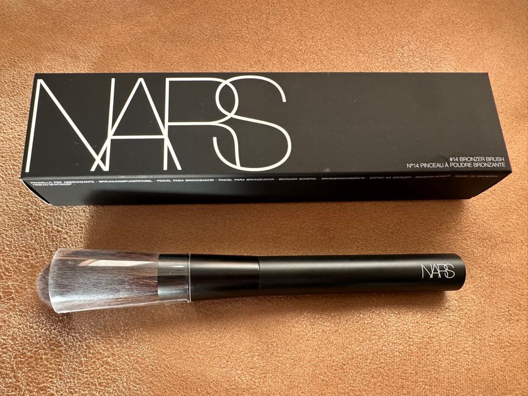 NARSライトリフレクティングプリズマティックパウダー&パウダーブラシ