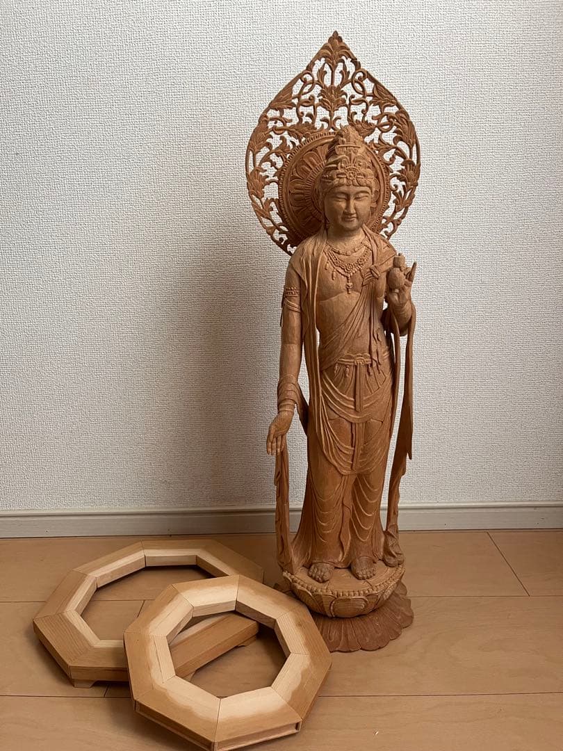 観音菩薩木製　装飾的光背付き