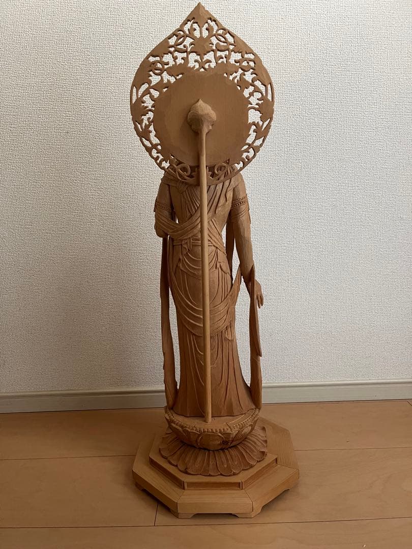 観音菩薩木製　装飾的光背付き