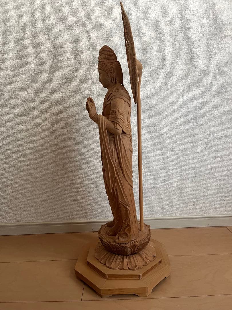 観音菩薩木製　装飾的光背付き