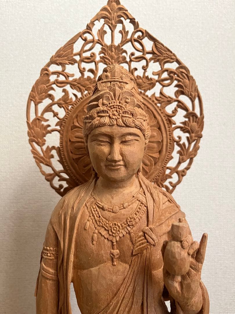 観音菩薩木製　装飾的光背付き