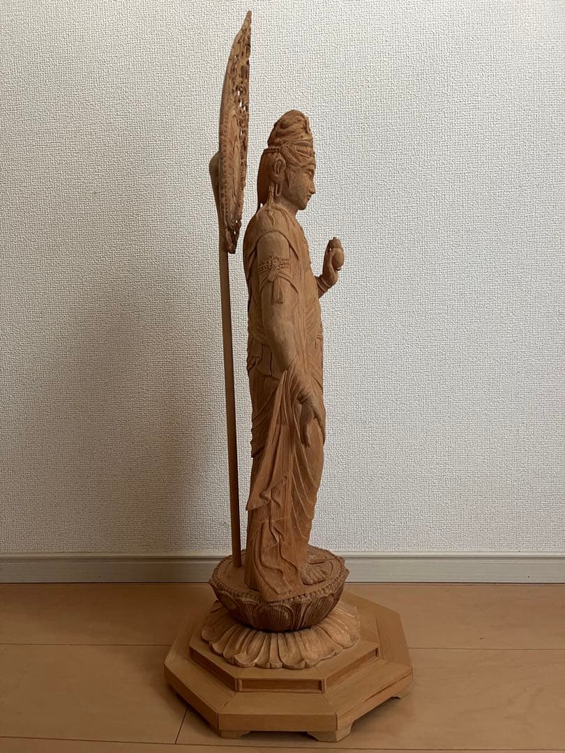 観音菩薩木製　装飾的光背付き