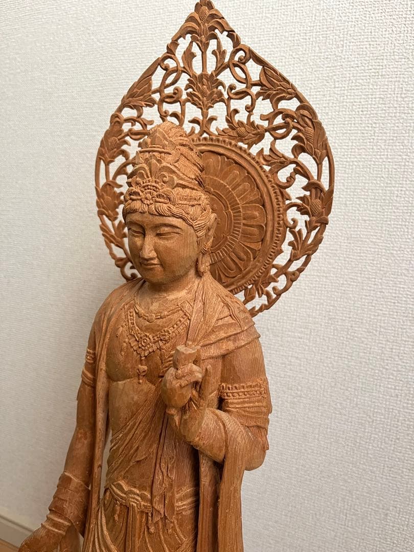 観音菩薩木製　装飾的光背付き