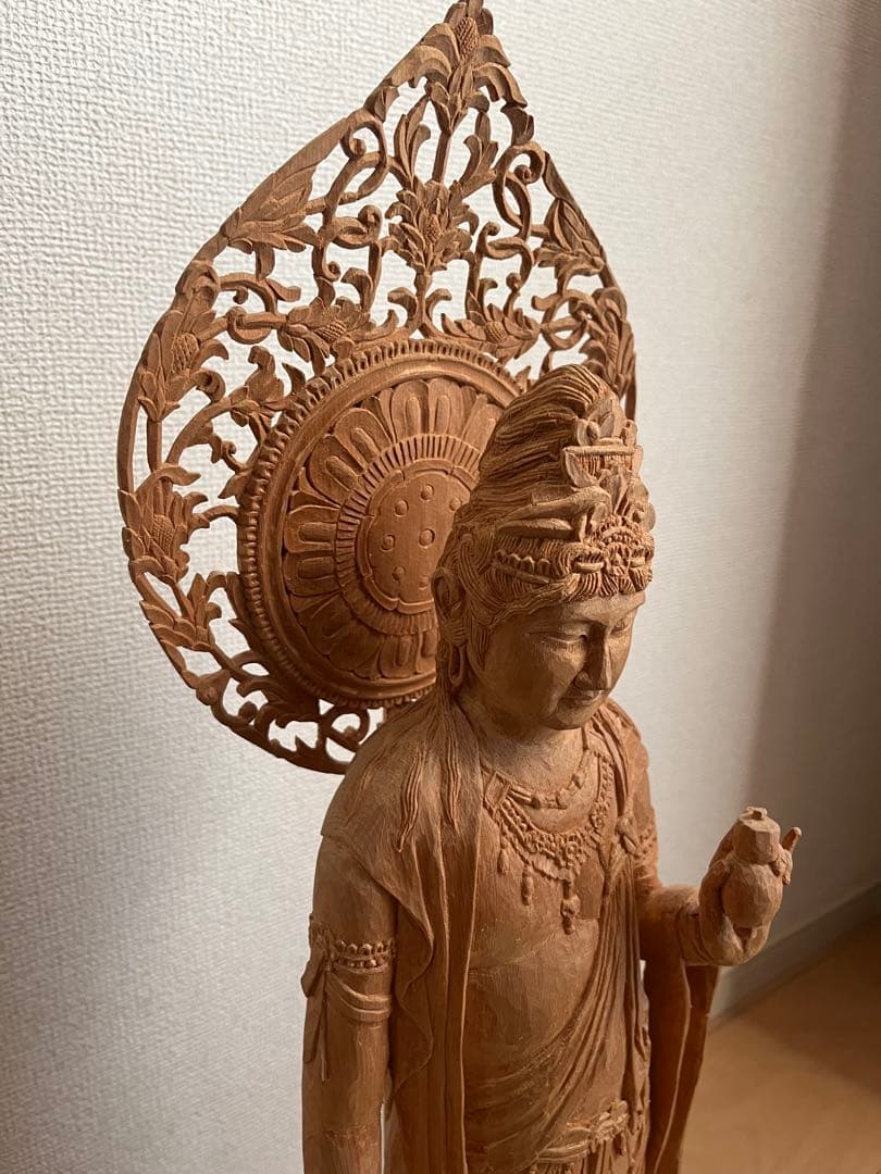 観音菩薩木製　装飾的光背付き