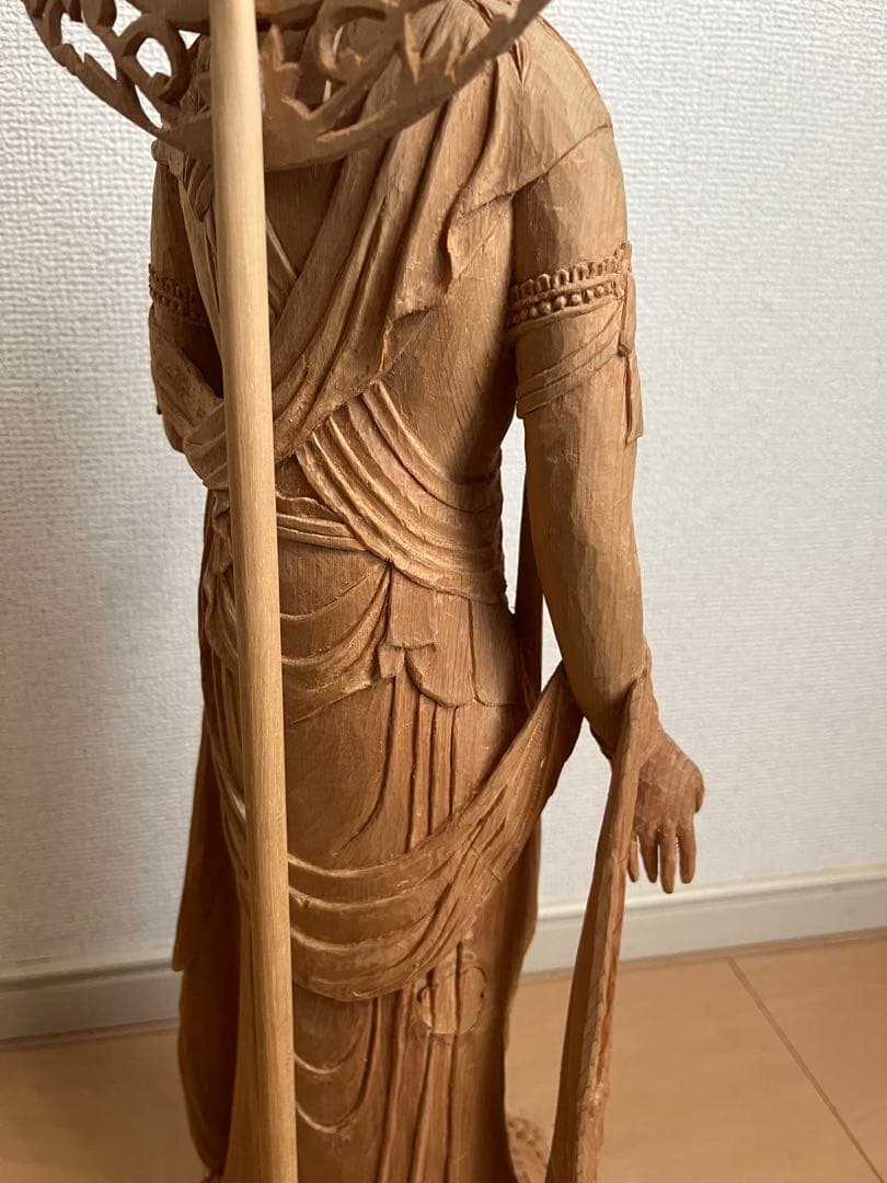 観音菩薩木製　装飾的光背付き