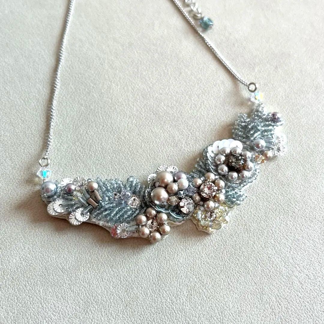 ビーズ刺繍ネックレス　野の花ネックレススワロフスキークリスタル　フラワーモチーフ フラワーモチーフのスワロフスキーネックレス】人気ランキング2026決定
