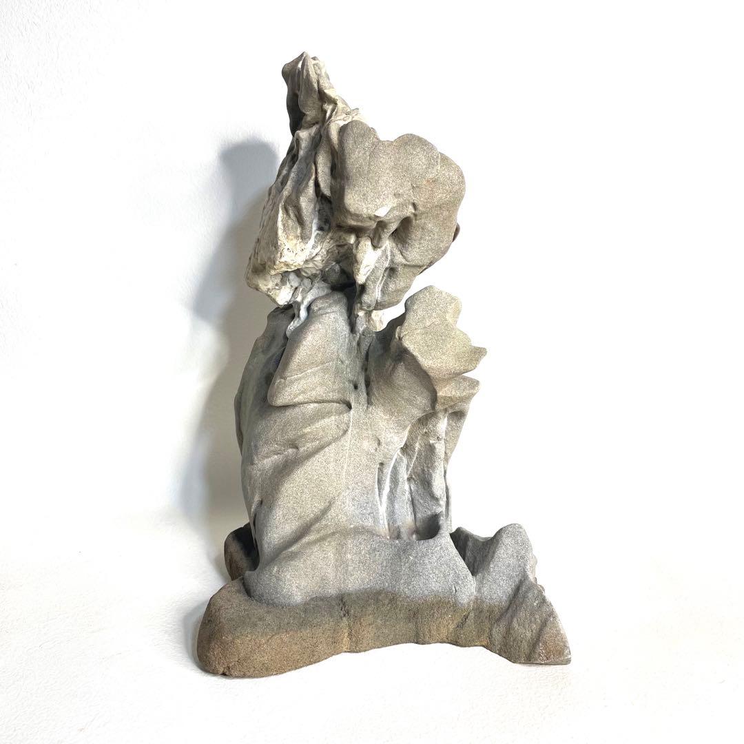 『祈る人の形をした岩』　天然岩　オブジェ　　縁起物　鑑賞石