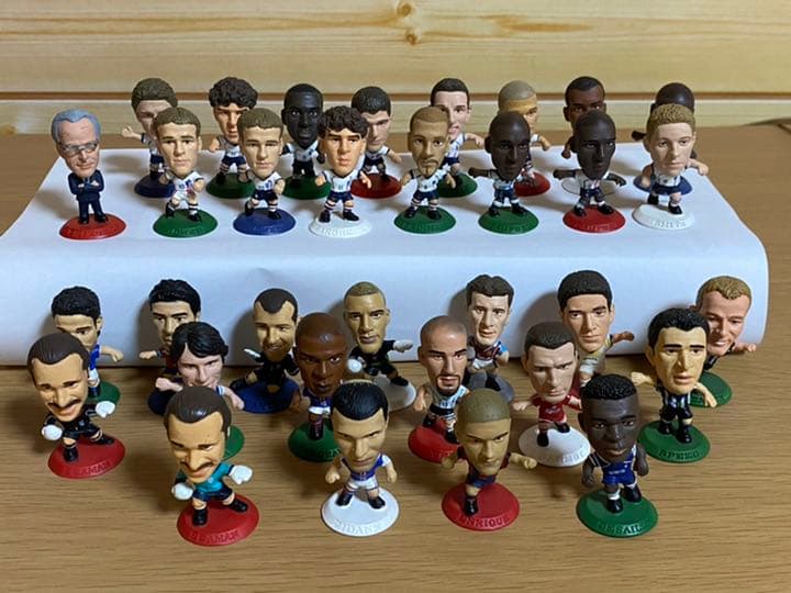 サッカー選手フィギュア 33体セット - メルカリ