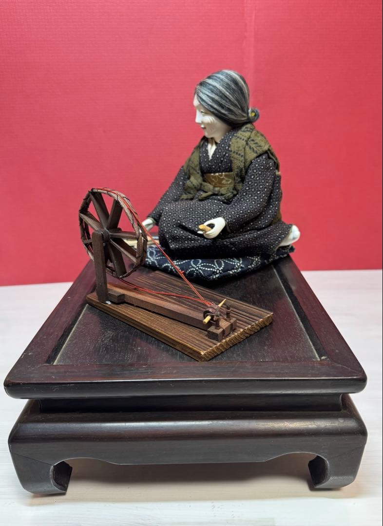 日本人形 糸紡ぎお婆婆　糸車&台付き