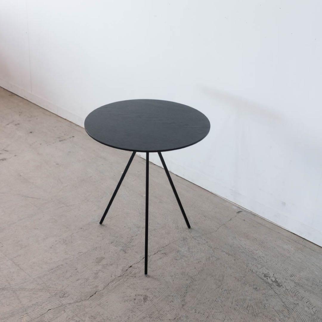黒の円形サイドテーブル 3本脚
