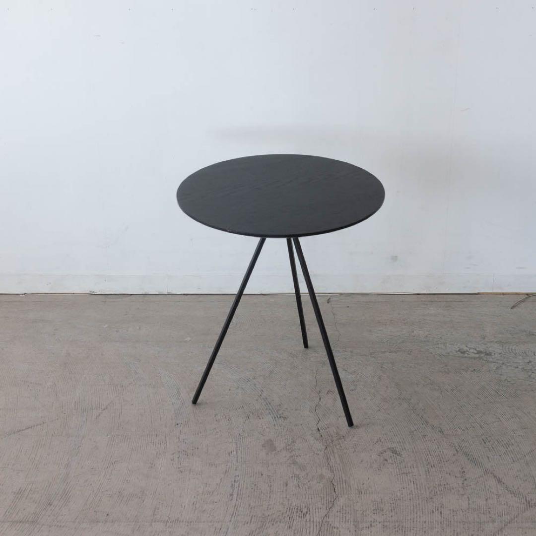 黒の円形サイドテーブル 3本脚