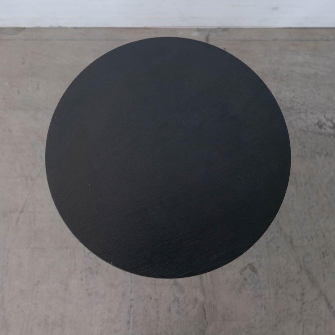 黒の円形サイドテーブル 3本脚