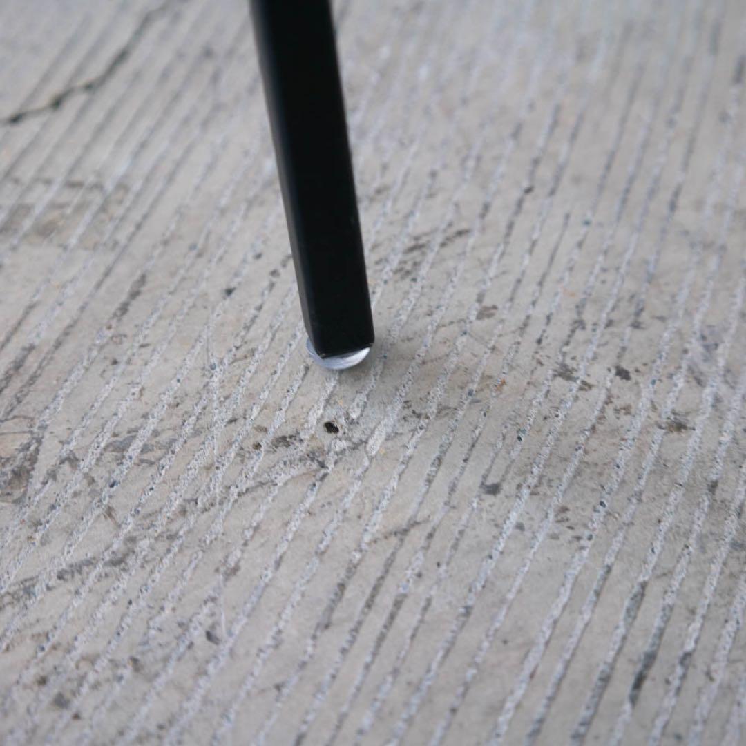 黒の円形サイドテーブル 3本脚