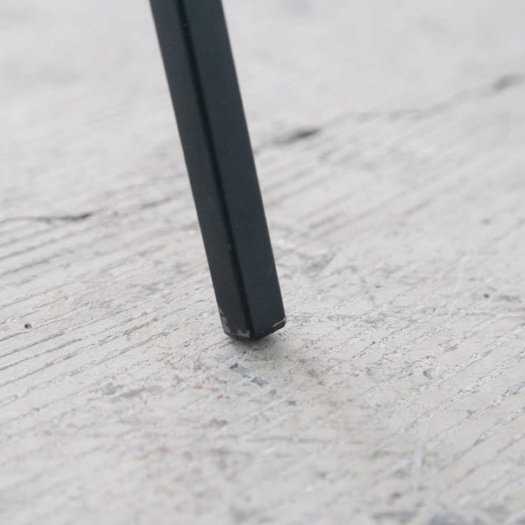 黒の円形サイドテーブル 3本脚