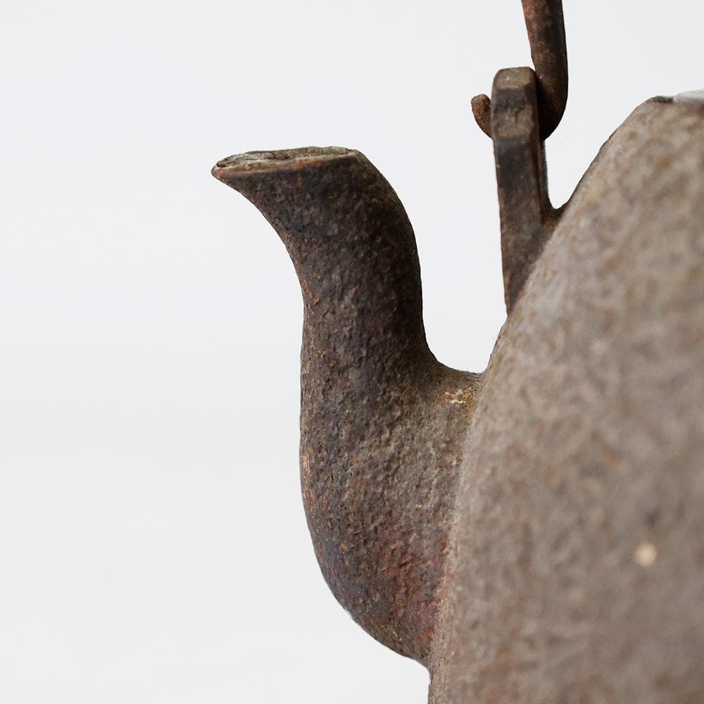 時代年代物 白肌 砂肌 平宝珠形 平丸形 鉄瓶 唐銅蓋クチナシ摘 提手に