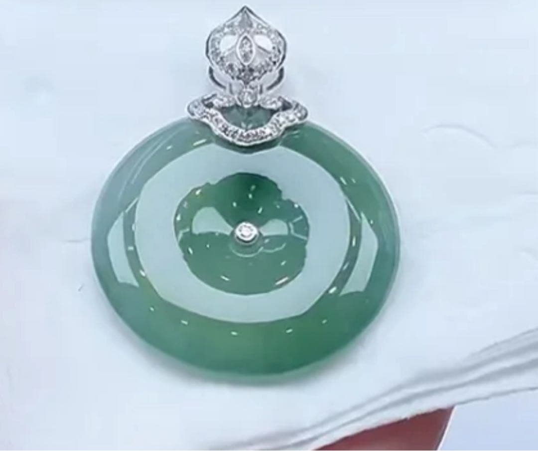 翡翠の円形ペンダント k 18 ダイヤ