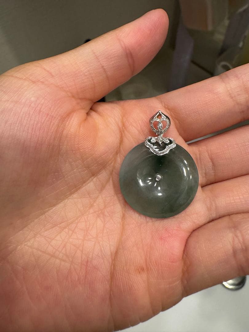 翡翠の円形ペンダント k 18 ダイヤ