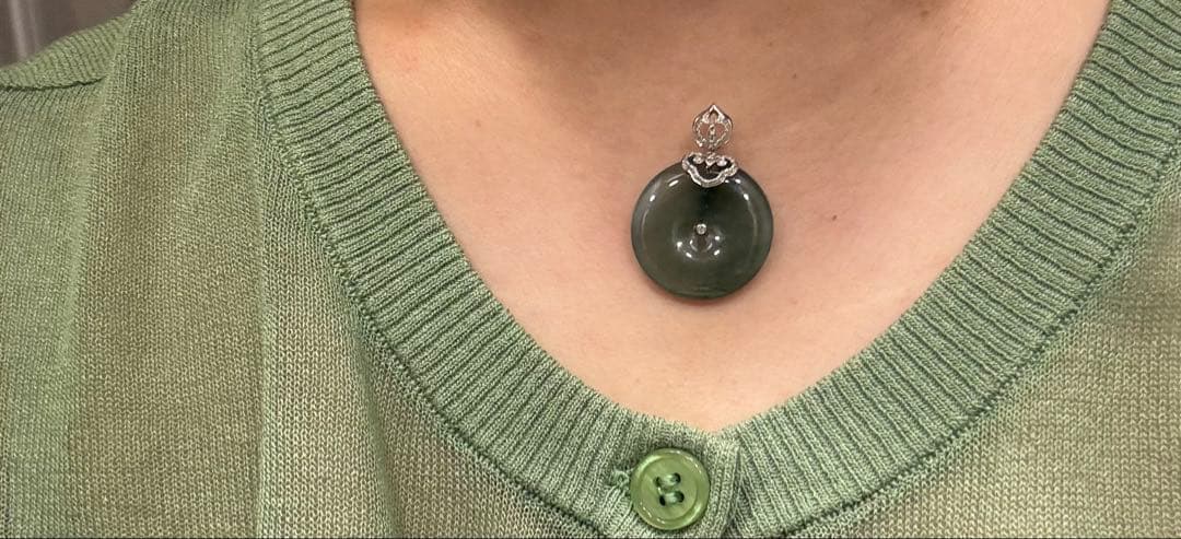 翡翠の円形ペンダント k 18 ダイヤ
