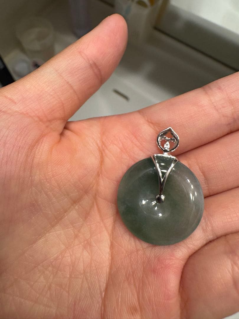翡翠の円形ペンダント k 18 ダイヤ