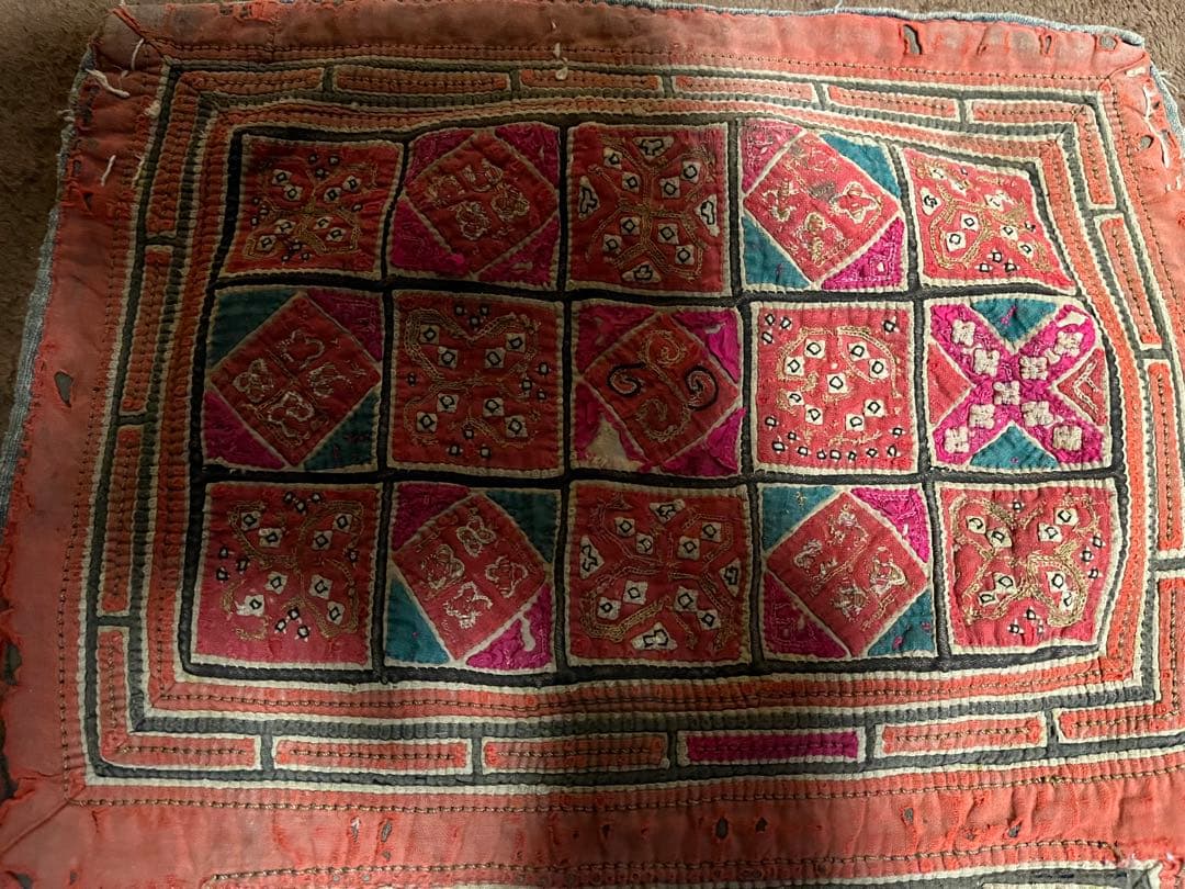 レア この手縫の刺繍がいい 中国貴州省 ミャオ族の子おい布 古布