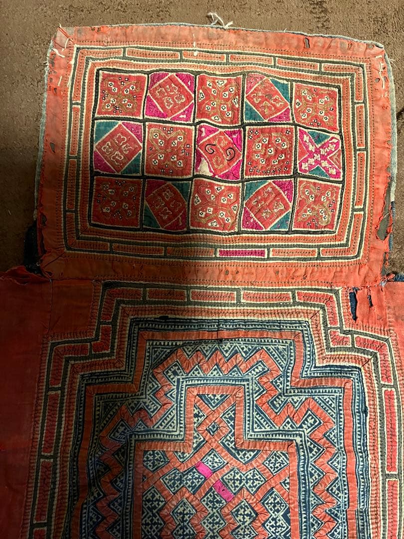 レア この手縫の刺繍がいい 中国貴州省 ミャオ族の子おい布 古布