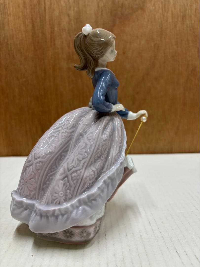 リアドロ 傘を持つ少女