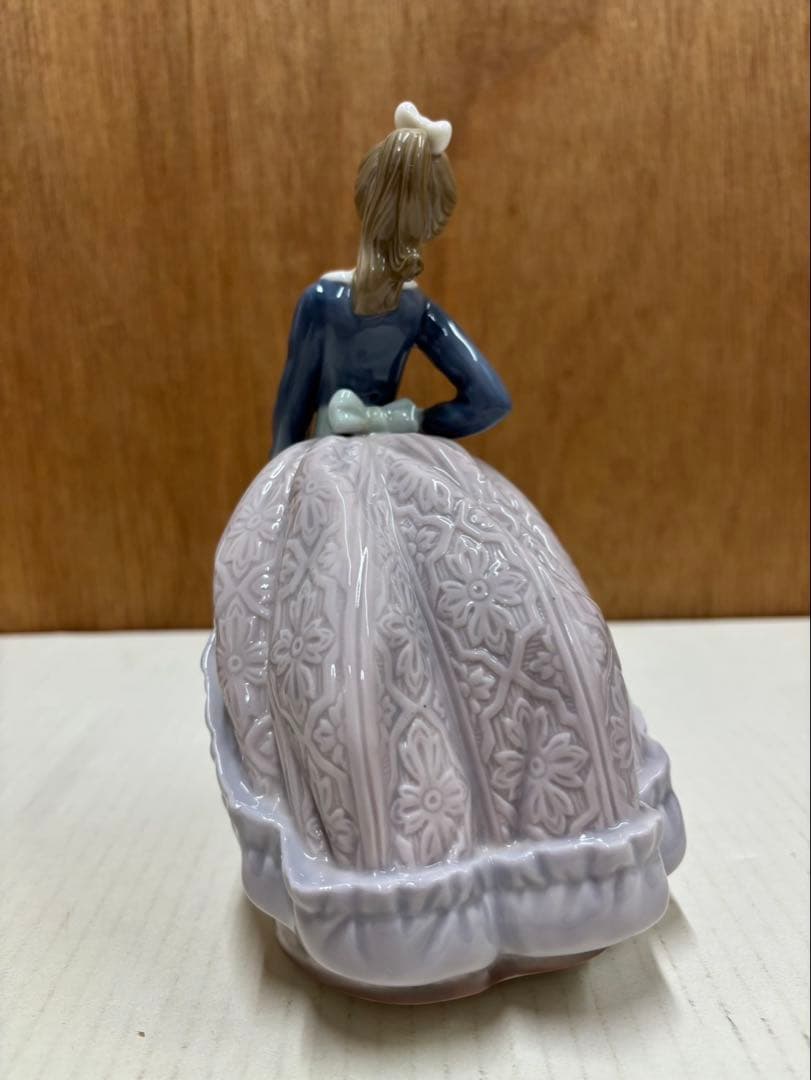 リアドロ 傘を持つ少女