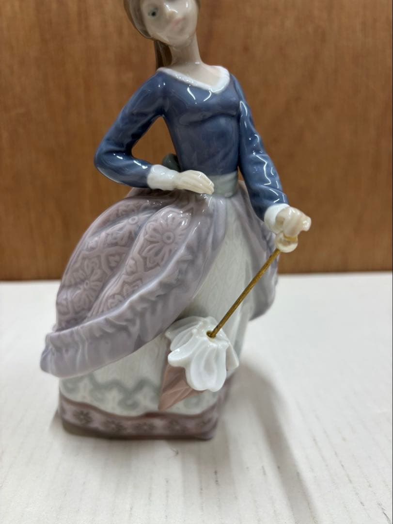 リアドロ 傘を持つ少女