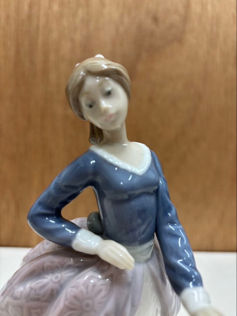 リアドロ 傘を持つ少女