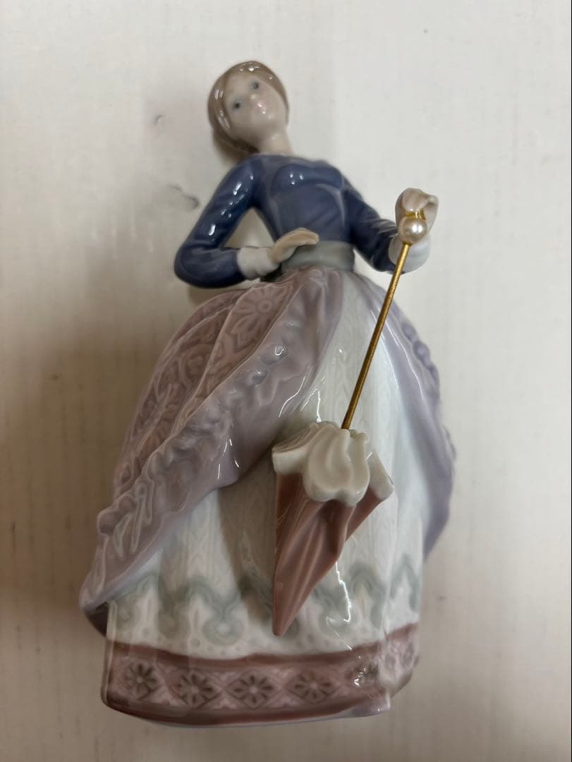 リアドロ 傘を持つ少女