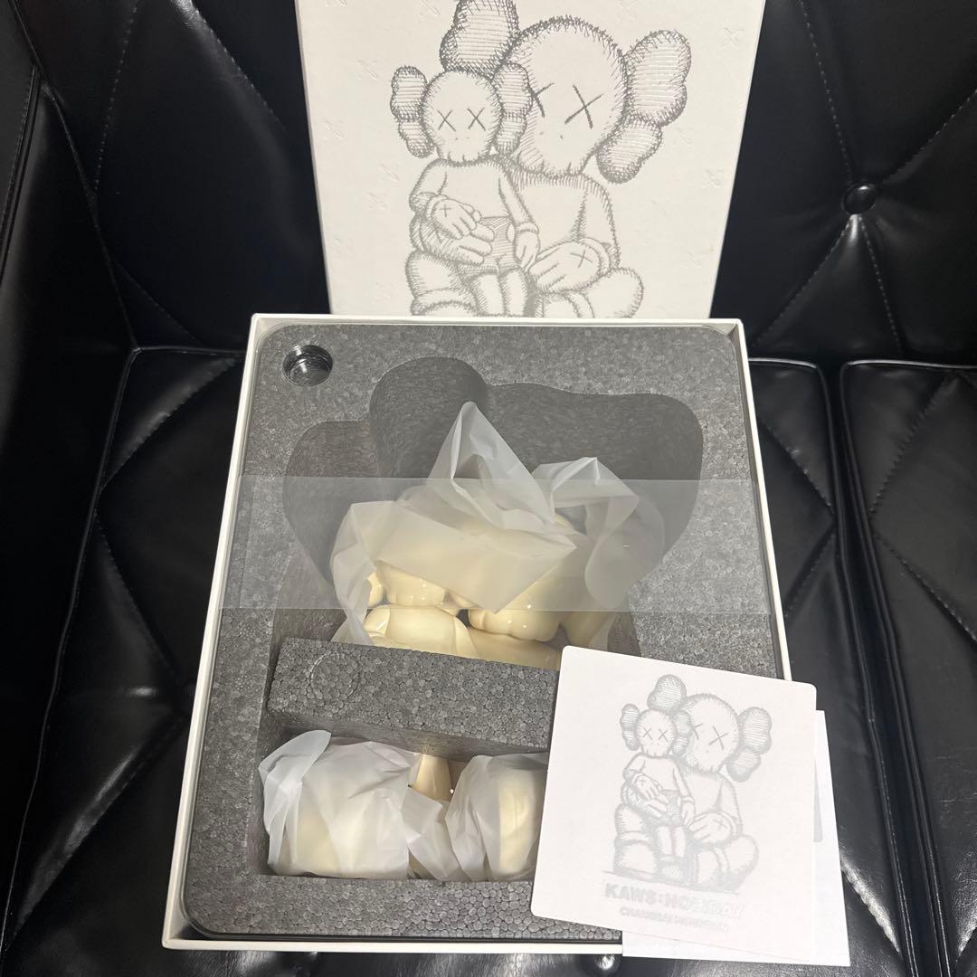 KAWS:HOLIDAYフィギュア　クリーム色ver. 未使用