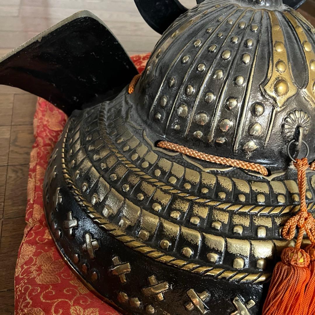 金色装飾の兜 菊花紋章入り　日本国皇室顎紐付き　赤いクッション付き　8.8kg