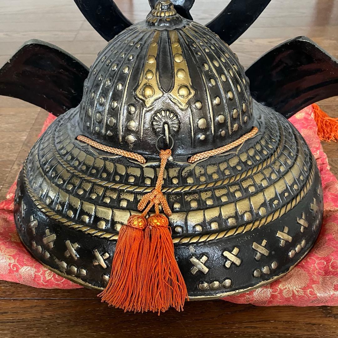 金色装飾の兜 菊花紋章入り　日本国皇室顎紐付き　赤いクッション付き　8.8kg