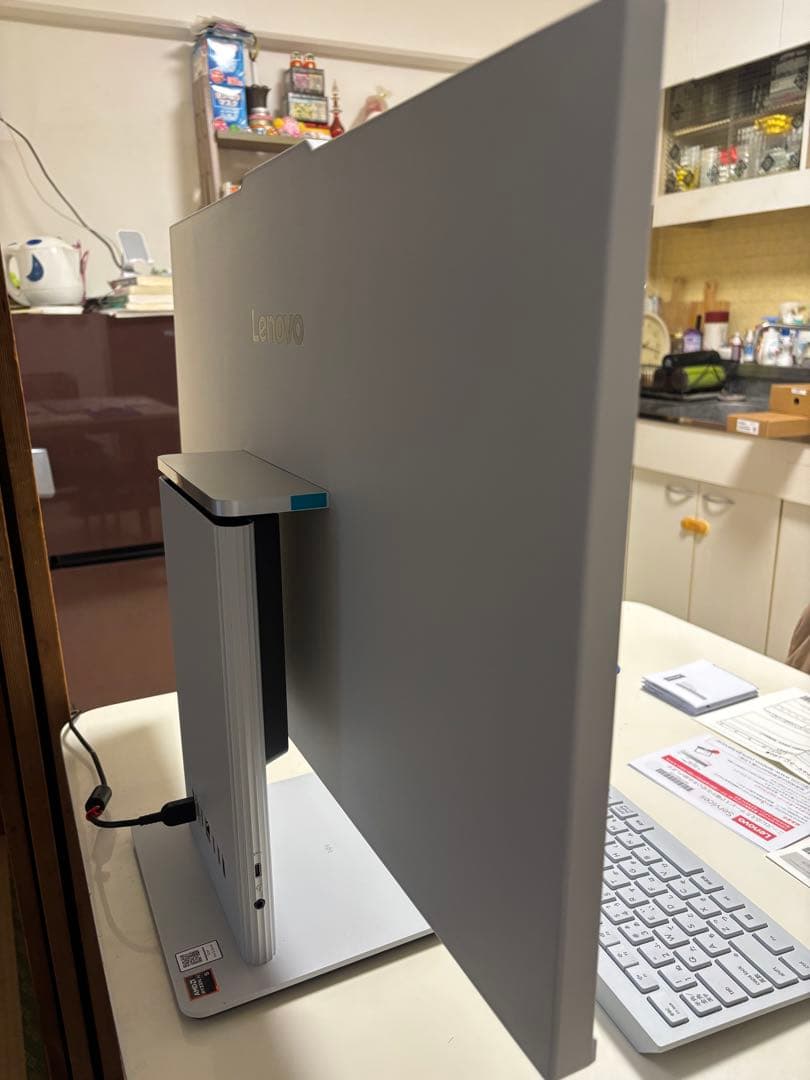 Lenovo IdeaCentre AIO 27AKP10KRK スリムデザイン