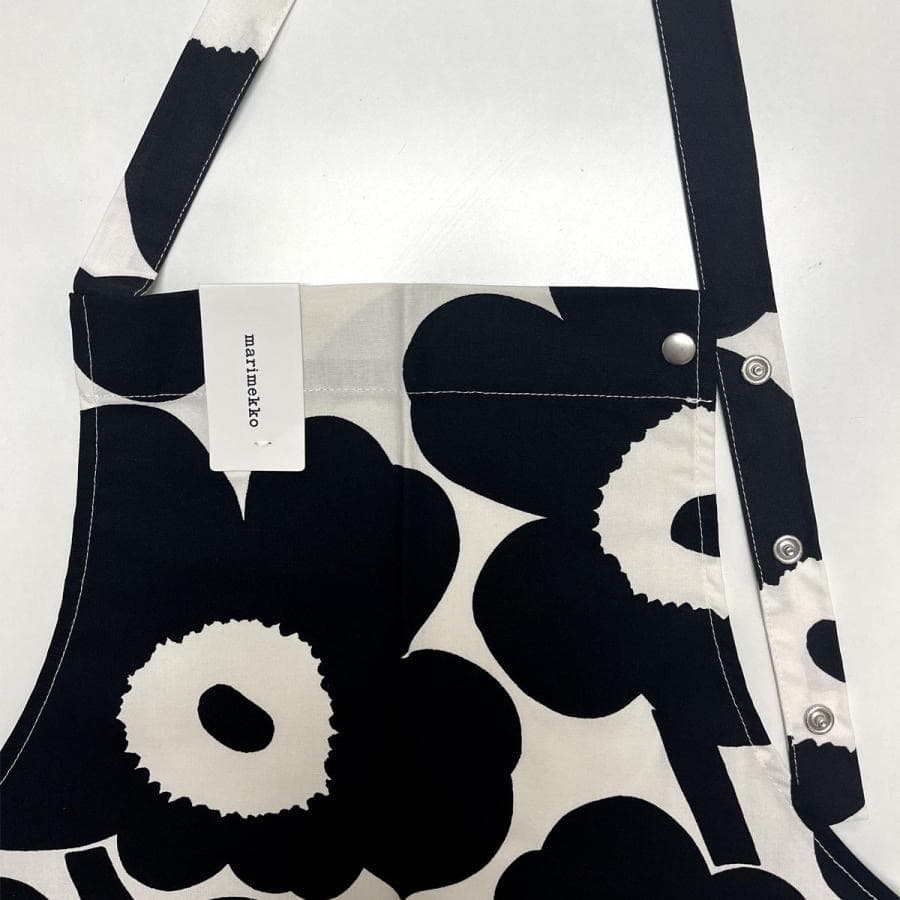 マリメッコ花柄エプロン　黒