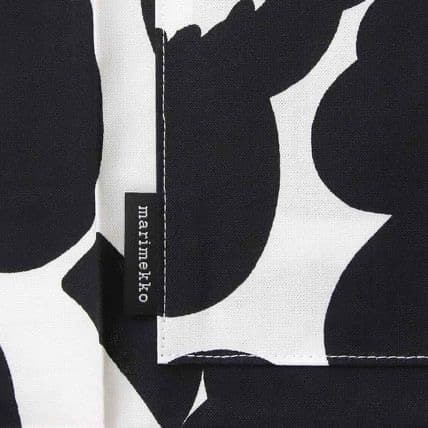 マリメッコ花柄エプロン　黒