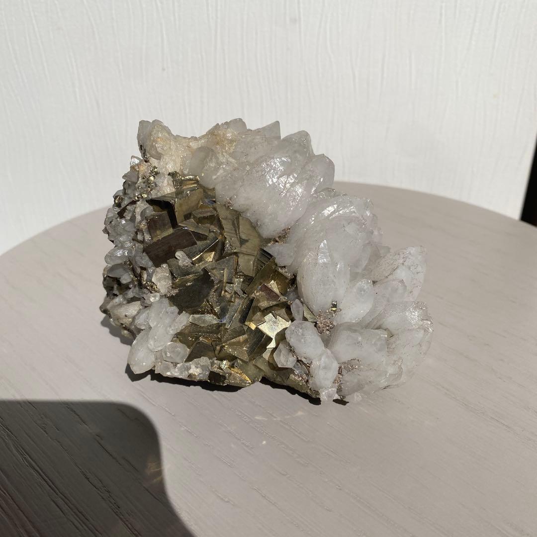 水晶と共生するパイライト（黄鉄鉱）の結晶です。