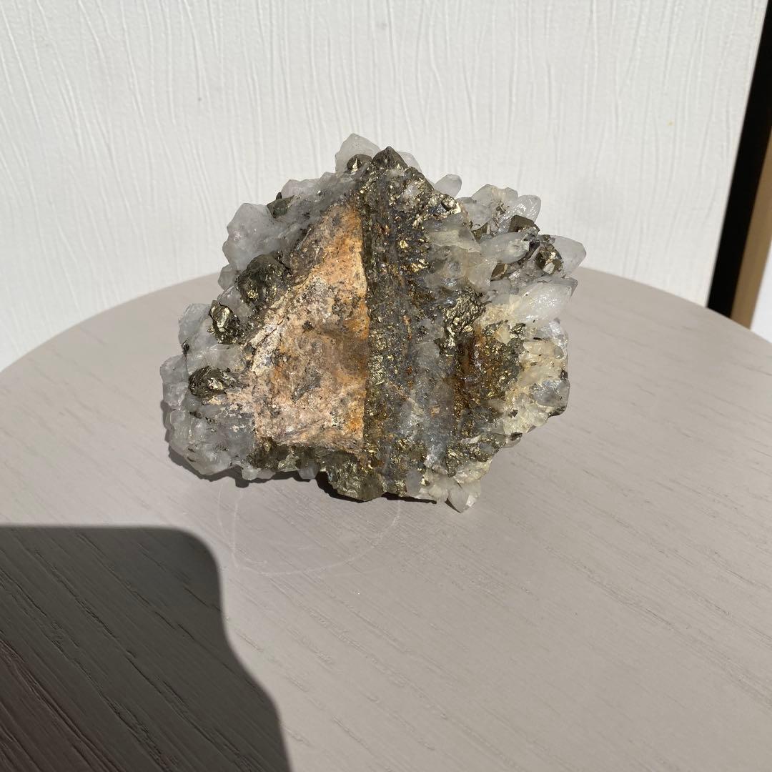 水晶と共生するパイライト（黄鉄鉱）の結晶です。