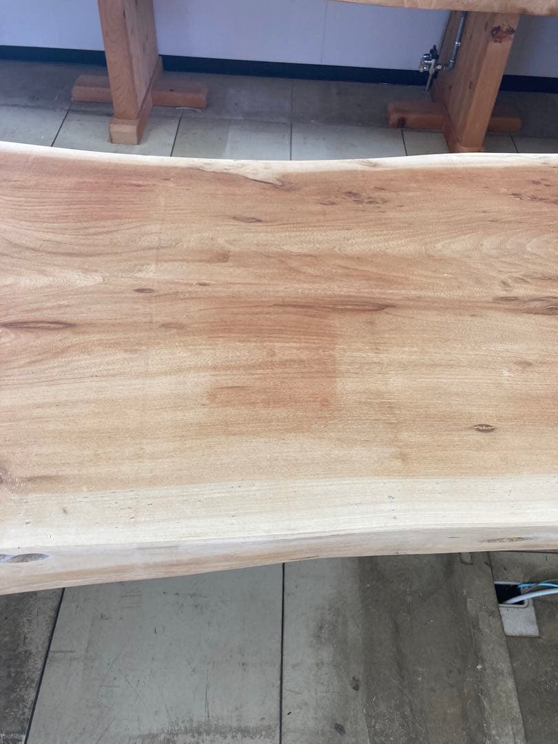 ケヤキ無垢材のテーブル