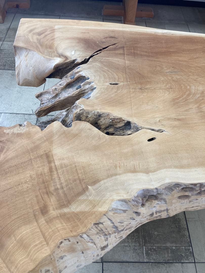 ケヤキ無垢材のテーブル