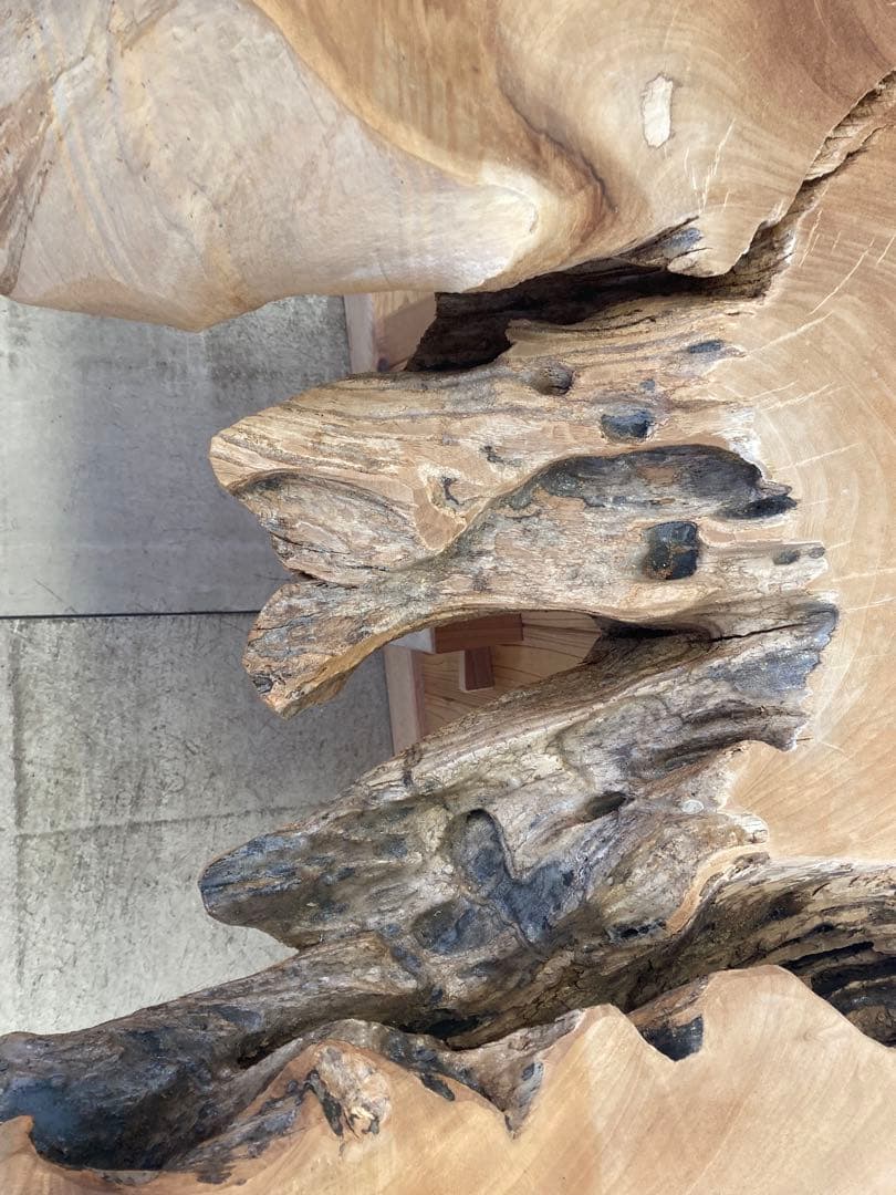 ケヤキ無垢材のテーブル