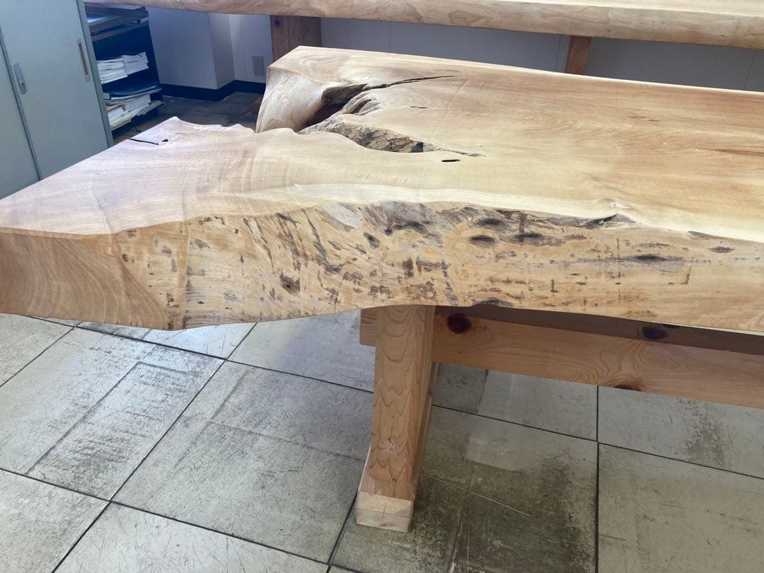 ケヤキ無垢材のテーブル