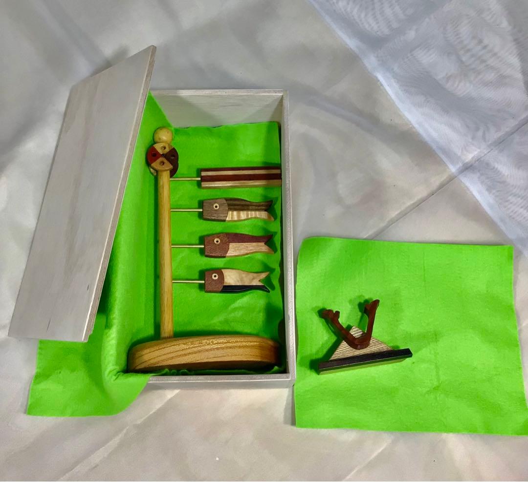 天然木　木製　鯉のぼりと兜飾り　〈無着色・一点もの　手造り〉