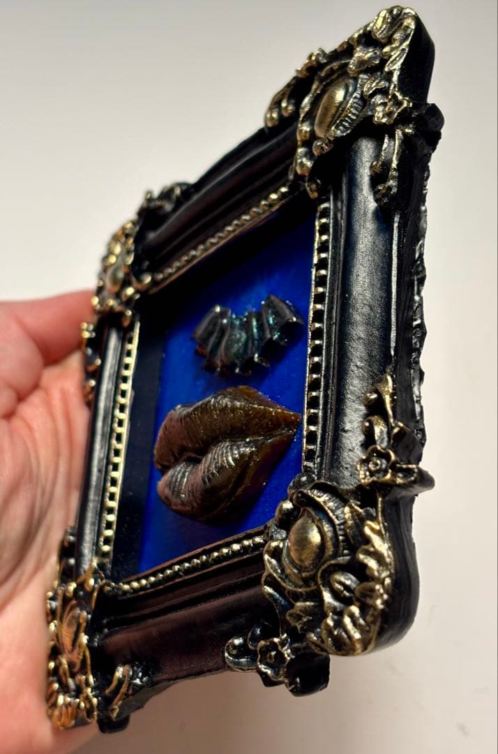 一点物｜3D立体オブジェアート｜唇×バットモチーフ樹脂作品アンティーク風