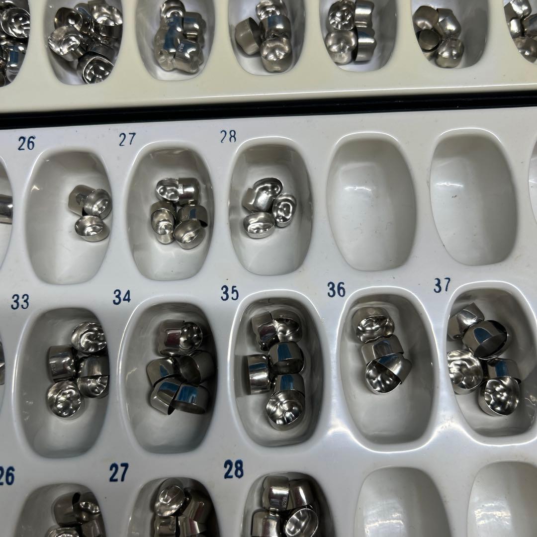 歯科技工　サンキン　乳歯冠　上下　です。