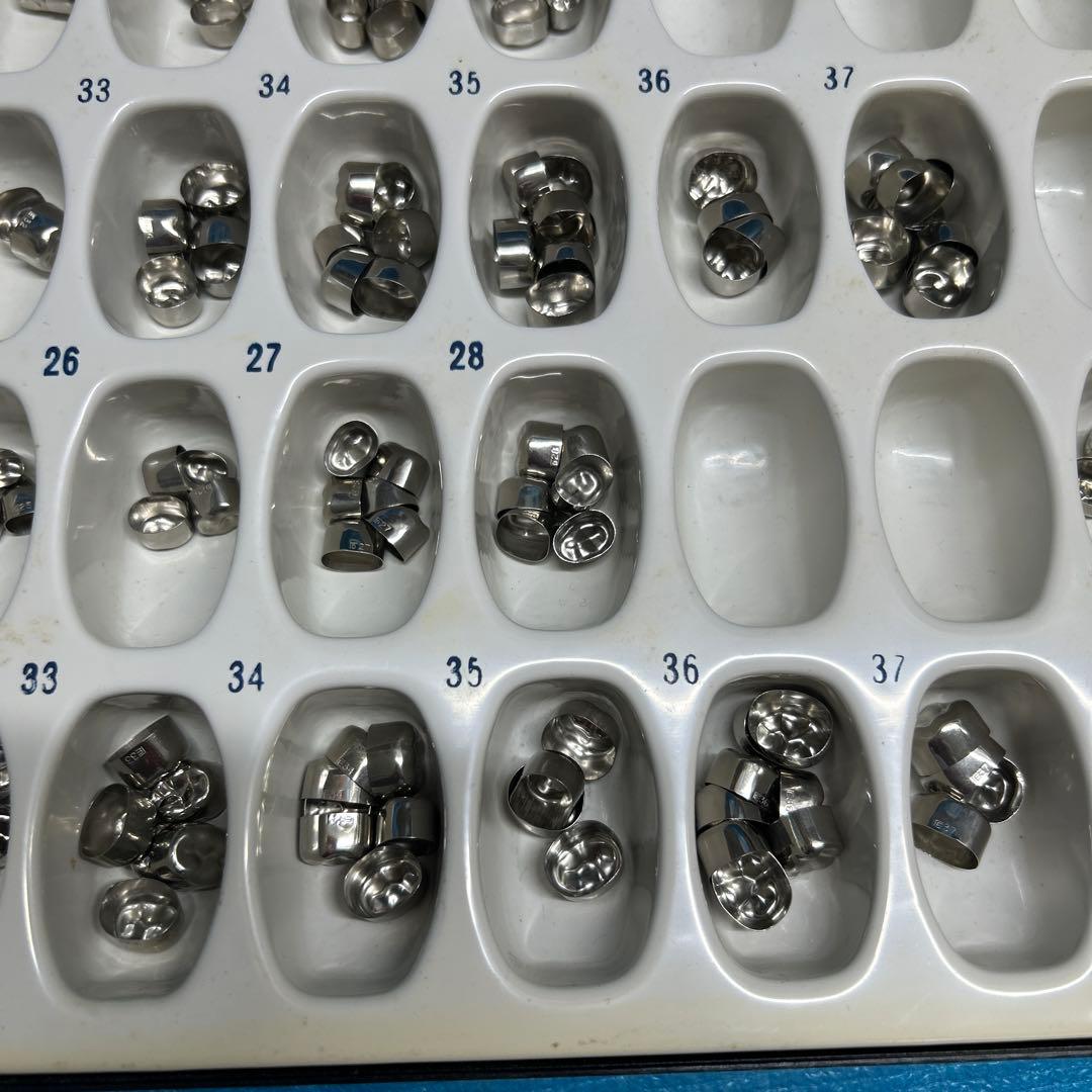 歯科技工　サンキン　乳歯冠　上下　です。